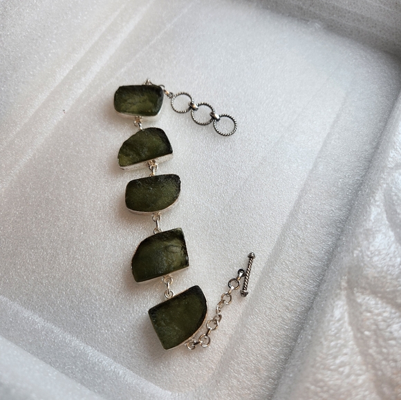 Moldavite bracelet 46.5 ctw  Sterling Silver. - Picture 6 of 11